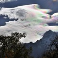 Impresionante nube de arco iris sobre la cima del Everest