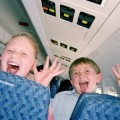 ¿Debería de haber zonas separadas para niños en los aviones?