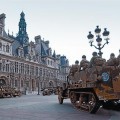 La plaza del Ayuntamiento de París tomada por los tanques españoles