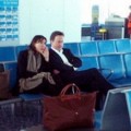 David Cameron y su esposa en la sala de espera del aeropuerto como clase turista