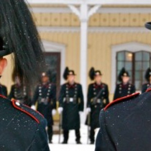 Miembros de la guardia real de Noruega se esconden al sonar la alarma de ataque a la familia real [ENG]