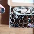Organizar cables con rollos de papel higiénico vacíos