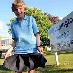 Un niño de 12 años asiste a clases vistiendo falda como protesta por la prohibición para los niños de vestir shorts
