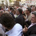 Trillo hace la 'peineta' a un grupo de personas que protesta contra Camps