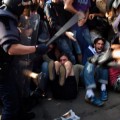 Frente a la policía, protesta en Barcelona