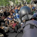 La falta de identificación policial impide investigar las cargas de plaza Catalunya