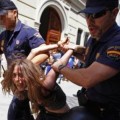 Un diputado herido en la carga policial contra los indignados en Valencia