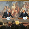 Berlusconi a Netanyahu: "Este cuadro del parnaso representa el bunga bunga de 1811" [IT]