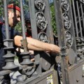 Miles de 'indignados' se agolpan ante las puertas de un parque de la Ciutadella blindado