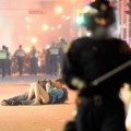 La fotografía del "beso" de los disturbios de Vancouver desencadena el misterio [ENG]