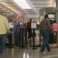 Obligan a quitarse el pañal a una anciana en una aduana en EEUU
