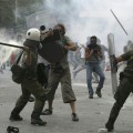 Impactantes fotos de la batalla campal en Atenas