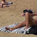 Los nudistas desacatan la orden de llevar bañador en la playa de Sant Sebastià
