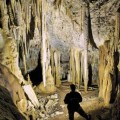 Una voladura de la Autovía del Cantábrico deja al descubierto una espectacular cueva