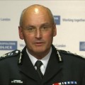 El jefe de Scotland Yard dimite por el escándalo de las escuchas [ENG]