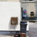 Destruyen una de las obras más emblemáticas de Banksy "Gorila con antifaz rosa" [EN]