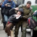 Policía chileno llevándose a un escolar