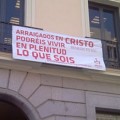 IU y PSOE denuncian la colocación de pancartas religiosas en Edificios Públicos de la Comunidad de Madrid