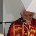 El Papa arremete contra los ateos 'que se creen dioses'