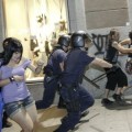 Vídeo del periódico El País, en donde se muestra la Policía ejerciendo violencia sobre manifestantes pacíficos