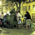 Decenas de valencianos rebuscan cada noche en la basura de los hipermercados