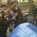 La policía de Nueva York asalta el campamento de los ‘indignados’ de Wall Street y detiene a seis manifestantes