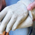 Un arrepentido entrega a Faro de Vigo la mano original de la estatua de Colón robada hace 30 años