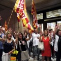 Médicos y enfermeros cortan la Gran Via contra los recortes de sus salarios. Barcelona