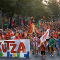 Miles de personas se manifiestan pacíficamente a favor de Kukutza