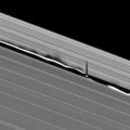 Las masivas estructuras verticales sobre los anillos de Saturno [ENG]