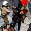 Antidisturbios da un puñetazo en la cara a la fotoperiodista griega Tatiana Bolari [ENG]