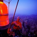 Cambiando la bombilla más alta del Empire State Building