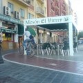Instalan la terraza de un bar de Valencia en pleno carril bici