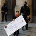 'Indignados' irrumpen en el despacho del vicepresidente de Catalunya Caixa
