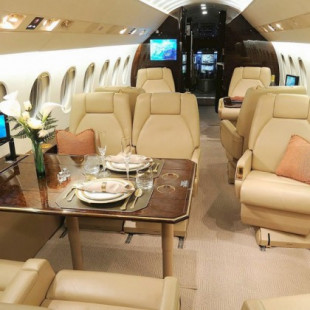 Así es el Falcon 2000, el lujoso jet privado privado en el que hacen campaña  Blanco y Rubalcaba