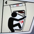 Un pasajero intentó salir de un avión para “hablar con Dios”