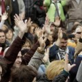 Movistar copia las asambleas del 15M para promocionar sus mensajes gratuitos