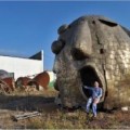 El escultor Ripollés comienza a montar la escultura inspirada en Fabra en el aeropuerto de Castelló