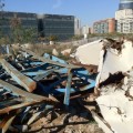 Piezas de la cubierta del Ágora de Calatrava, abandonadas en un solar