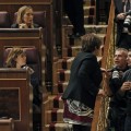 Fotógrafos en el congreso reprendidos por fotografiar las notas de Rajoy