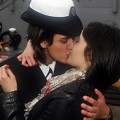 El primer beso público entre dos mujeres de la marina de EE.UU