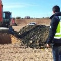 Toneladas de residuos, incluso sanitarios, enterrados hasta a 7 metros entre limoneros en Orihuela (Alicante)