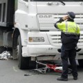 Fallece una ciclista arrollada por un camión en Barcelona