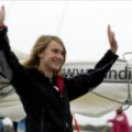 Una adolescente de 16 años completa su viaje alrededor del mundo tras 366 días navegando