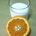 ¿Es malo beber leche y zumo de naranja?