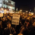 Cientos de gritos de "¡vergüenza!" y contra los jueces en la Puerta del Sol