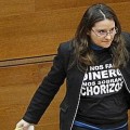 Expulsan a Mónica Oltra del pleno por llevar una camiseta con el lema 'No nos falta dinero nos sobran chorizos'