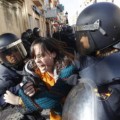 La policia inmoviliza en Valencia a manifestantes ante una comisaría