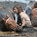 Se quedó al lado de su caballo durante 3 horas en arenas movedizas (+fotos) ENG