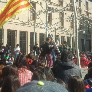 Los estudiantes de Zaragoza se manifiestan con mucha educación
